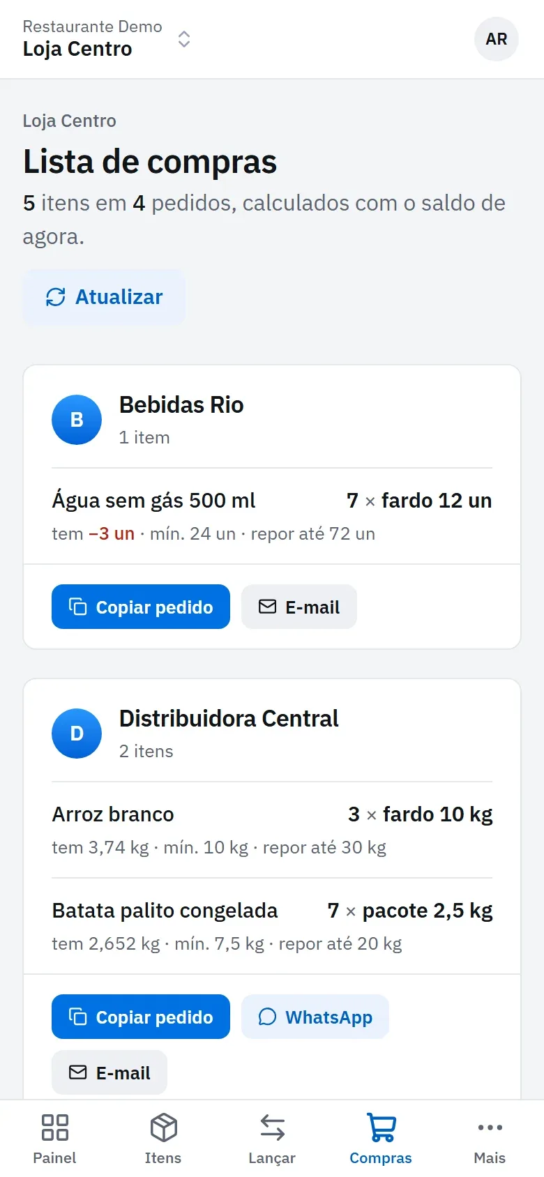 Lista de compras no celular, separada por fornecedor, com a quantidade sugerida em fardos e pacotes.